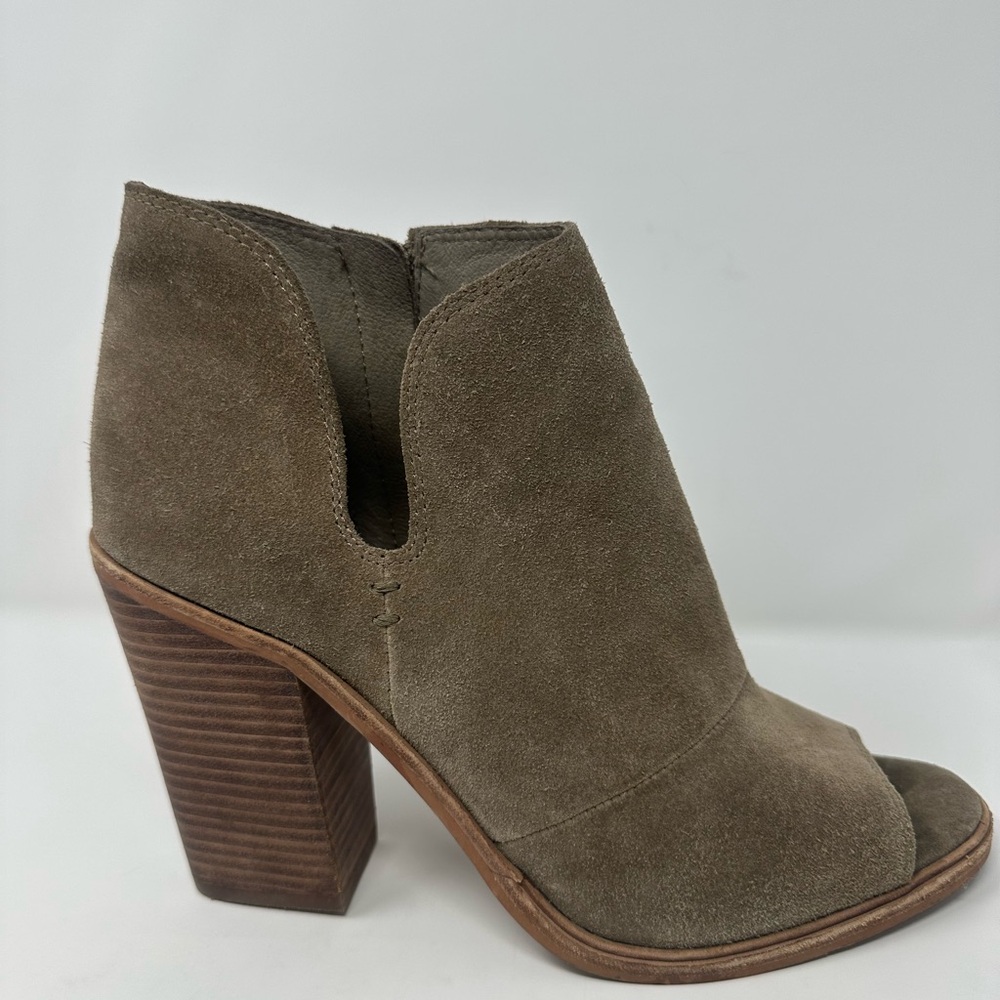 Vince Camuto Womens Taupe Suede  Ankle Bootie size 9.5